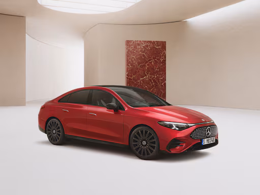 Roter elektrischer Mercedes-Benz CLA in einem Studio