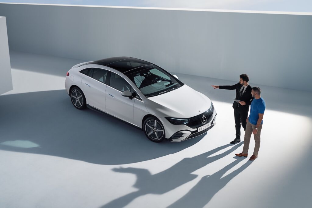 Beratung zu einem Mercedes-Benz EQ-Modell im Autohaus als Symbol für persönliche Betreuung und moderne Elektromobilität.